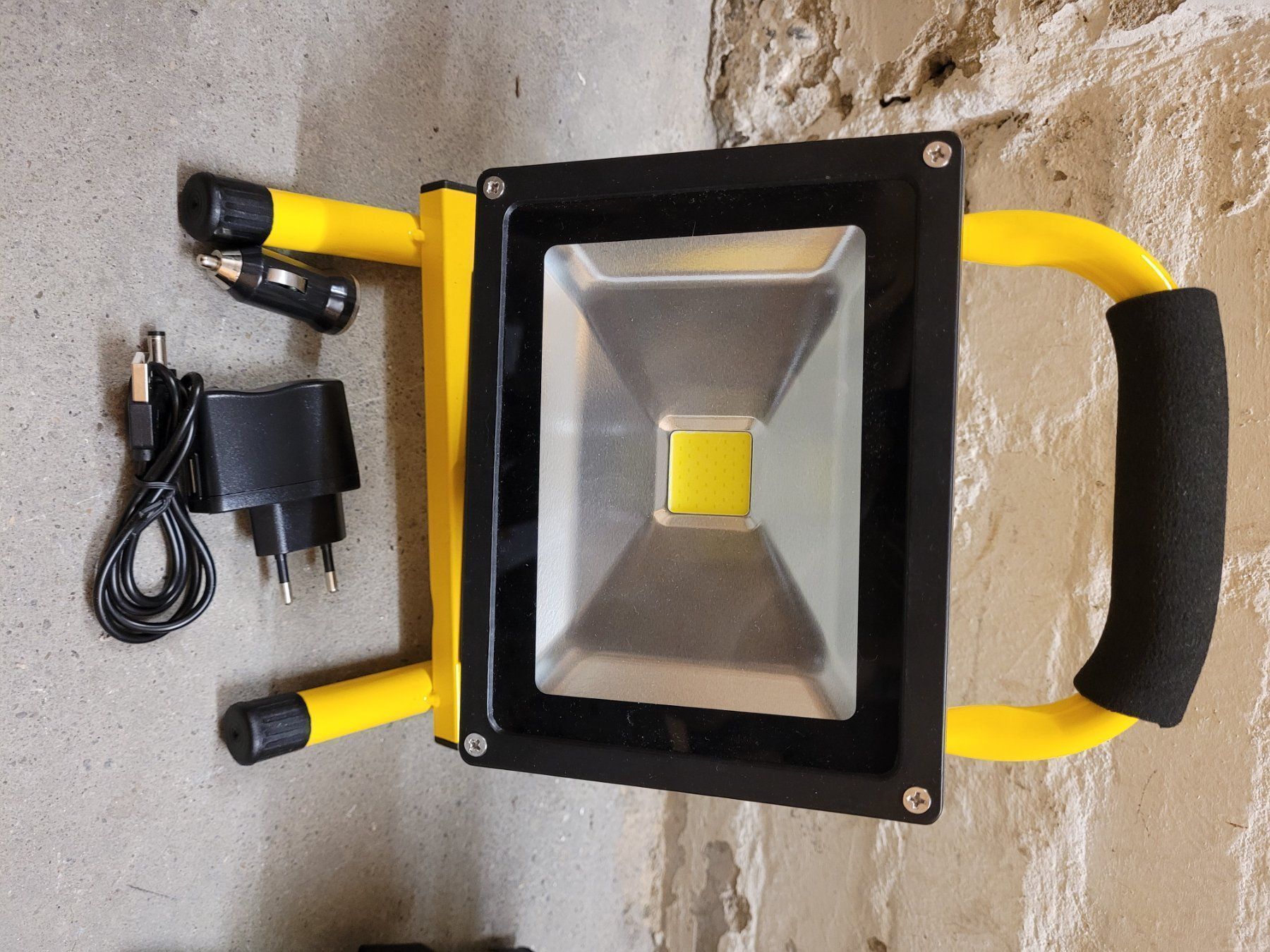 Fari: 30W LED Scheinwerfer mit Akku – Usato da Zürich venduto da Elektro-Material 3