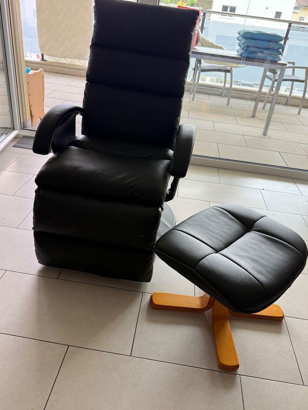 Poltrone: Sessel mit Hocker schwarz Leder guter Zustand – Usato da Eschenbach SG venduto da sar_hw8f