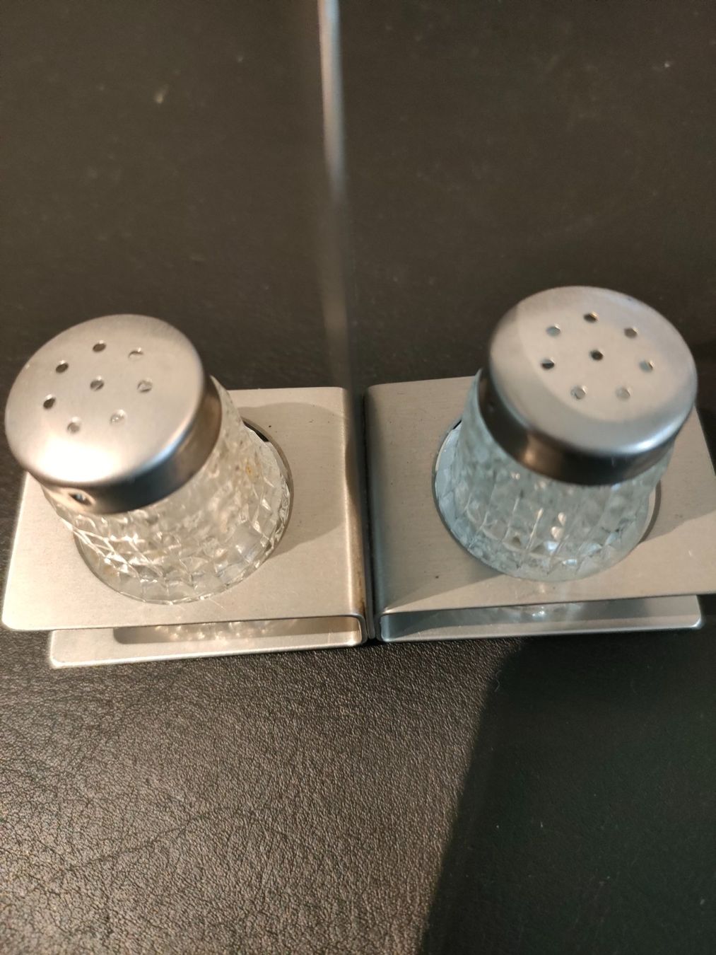 Set di piatti: kleines Salz- und Pfefferstreuer Set – Usato da Wiesendangen venduto da s_er 2