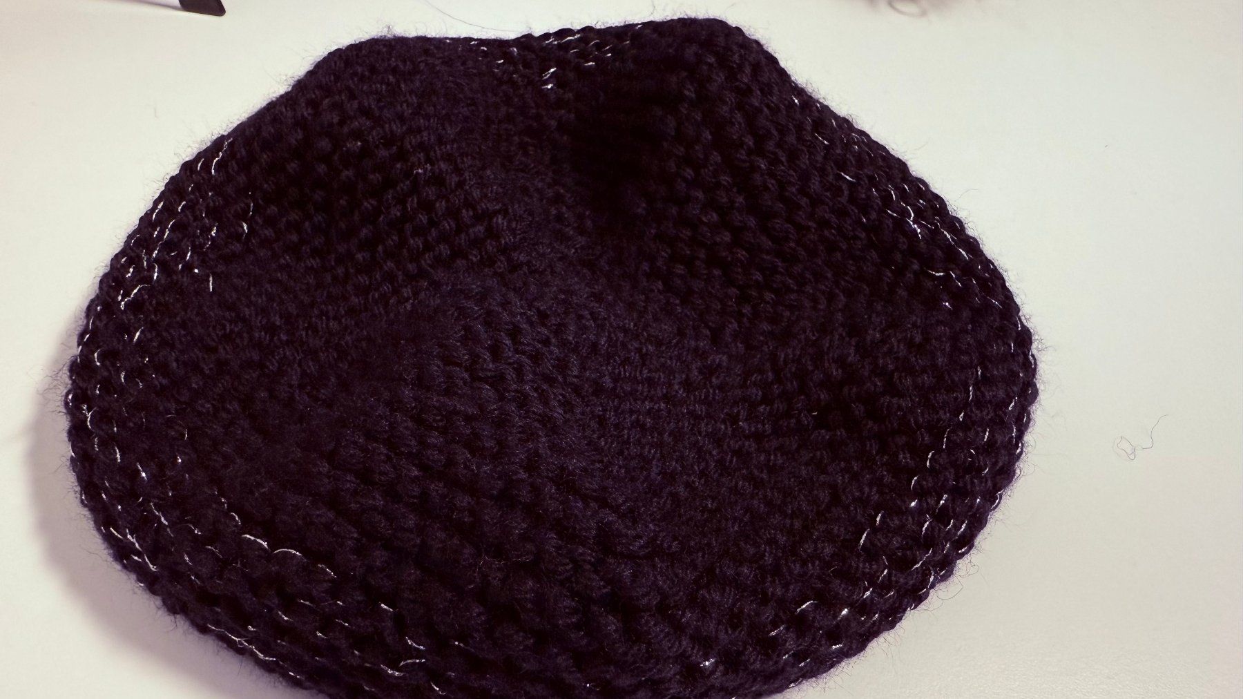 Copricapi, berretti & cappellini: Schwarze Strickmütze mit Glänzenden Details – Usato da Zürich venduto da dum_x5xn 3