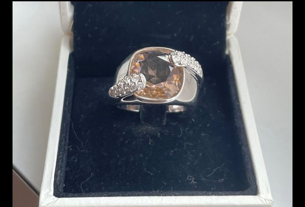 Grosse bague swarovski hotsell