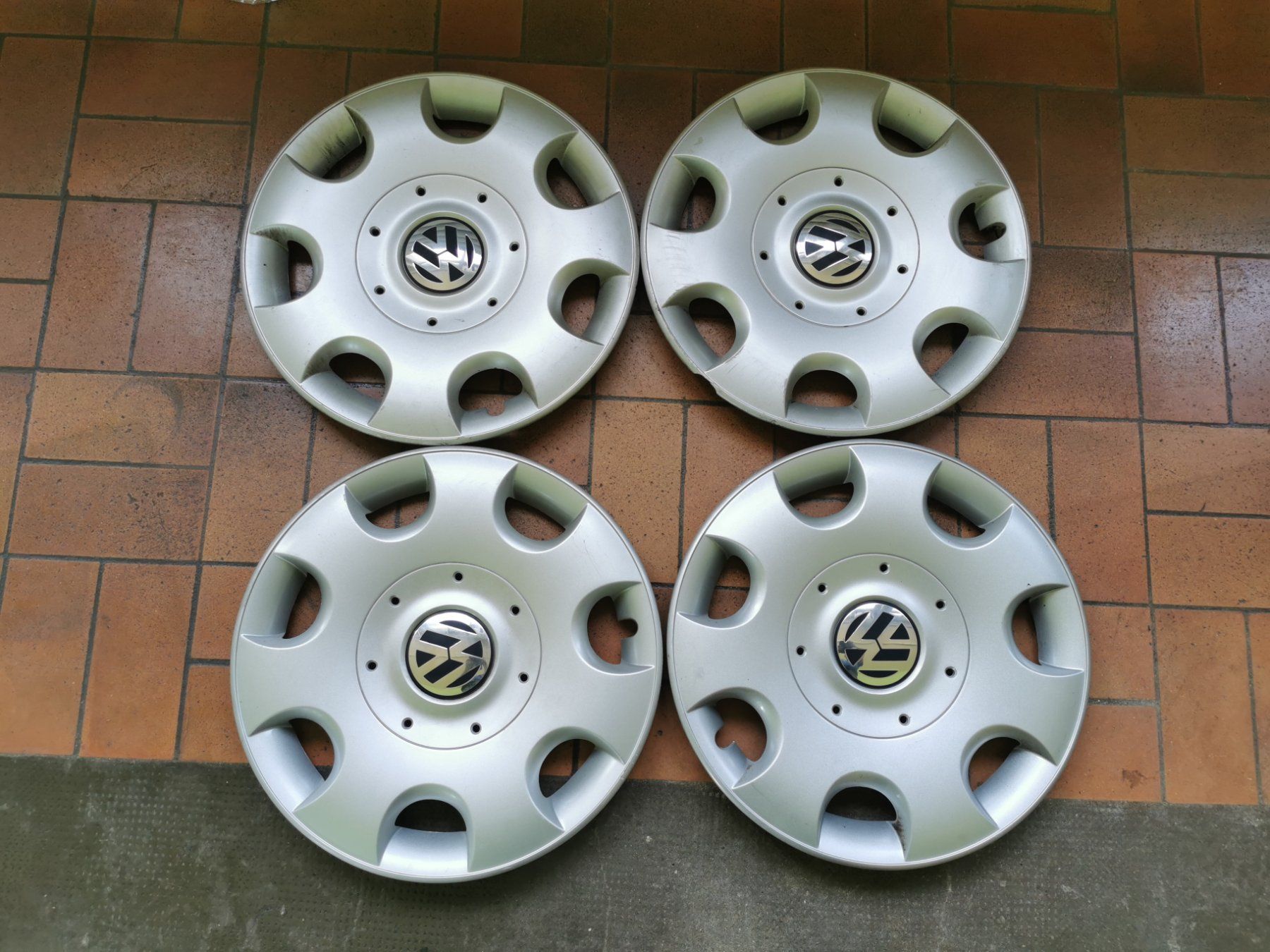 Alle Autoersatzteile: VW Radkappen Radabdeckungen 4er Set Silber – Gebraucht aus Niederdorf von salti