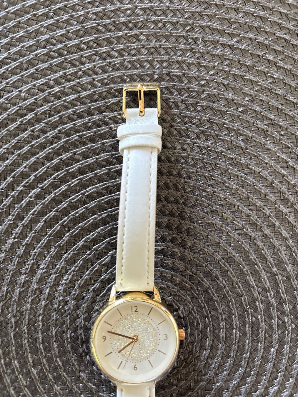 Montre femme cadran doré bracelet blanc bon état (D'occasion) à pringy ...