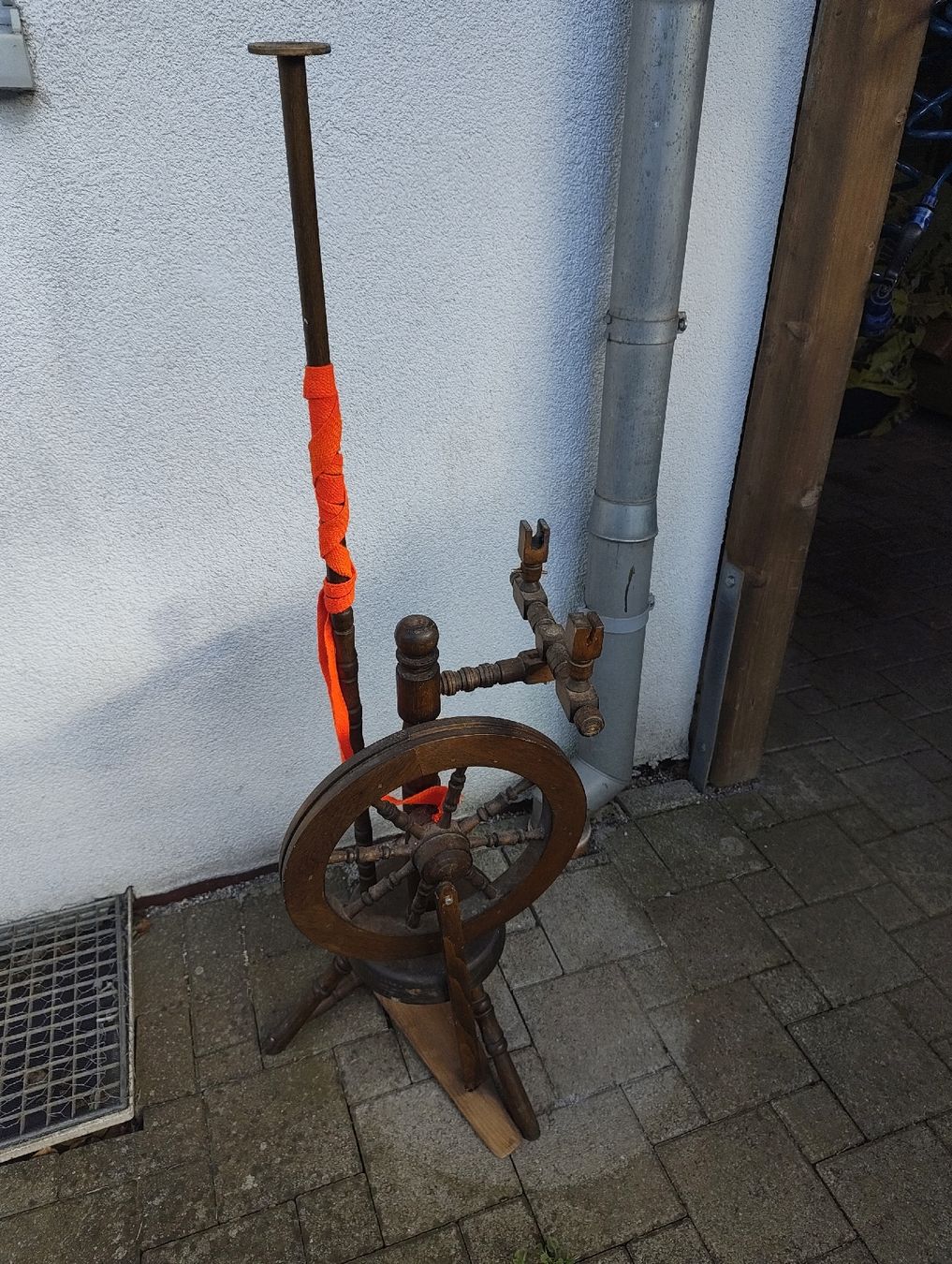 Ruote per filare: Antikes Spinnrad aus Holz – Usato da Lostorf venduto da Cervin5 1