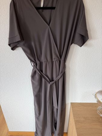 Jumpsuit M, mit Gürtel, Farbe taupe