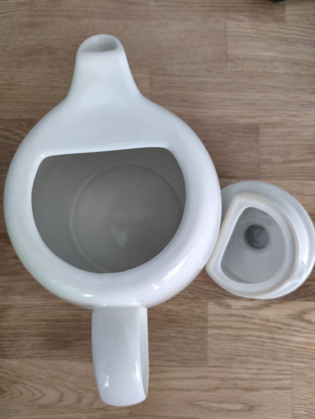 Teiere: White Ceramic Teapot with Lid, Good Condition – Usato da Zürich venduto da yul_7ccq 1
