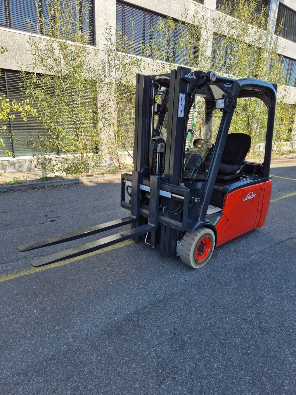Linde Chariots à fourches & chariots élévateur: Stapler Linde E16L-01 – D'occasion à Aarau par LM-Handel