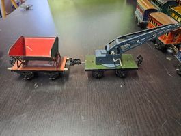 Spur 0 Blech Wagen mit Kran und Kipplore rot