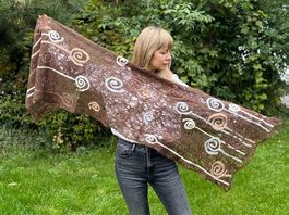 Brauner Mohairschal mit Spiralmuster