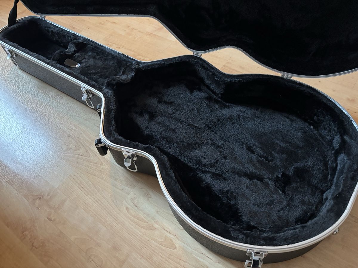 Strumenti musicali: Gator Case for Gibson 335 or Epiphone Sheraton – Usato da Le Landeron venduto da CharlieGilbert