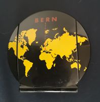 Junghans Reisewecker Weltkarte Bern Schwarz Gelb