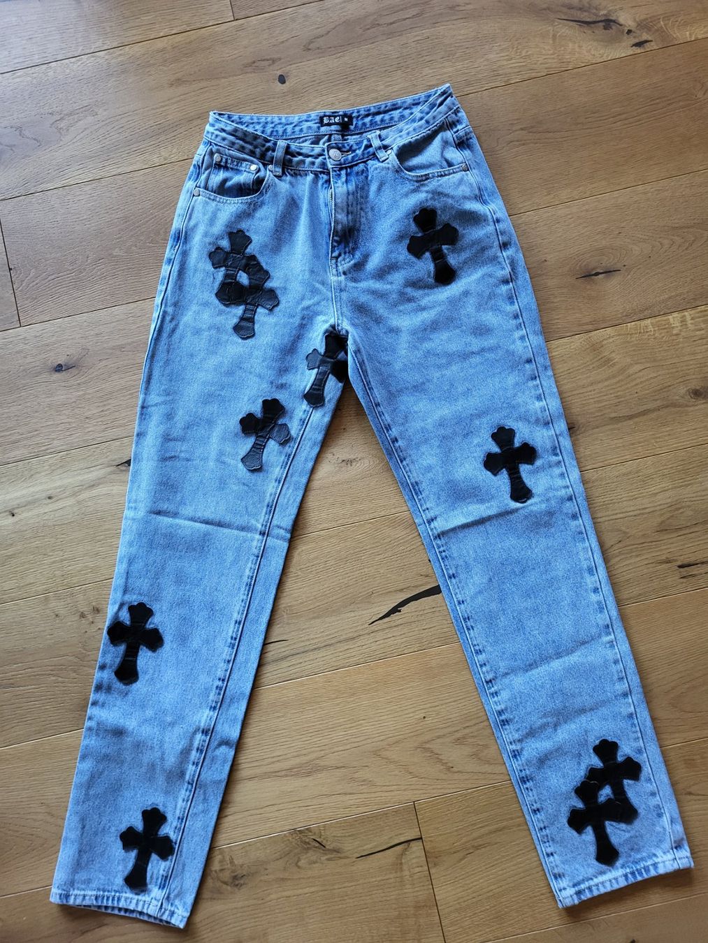 Jeans: Jean BAC avec croix noires, taille M – Usato da Courroux venduto da Belleange