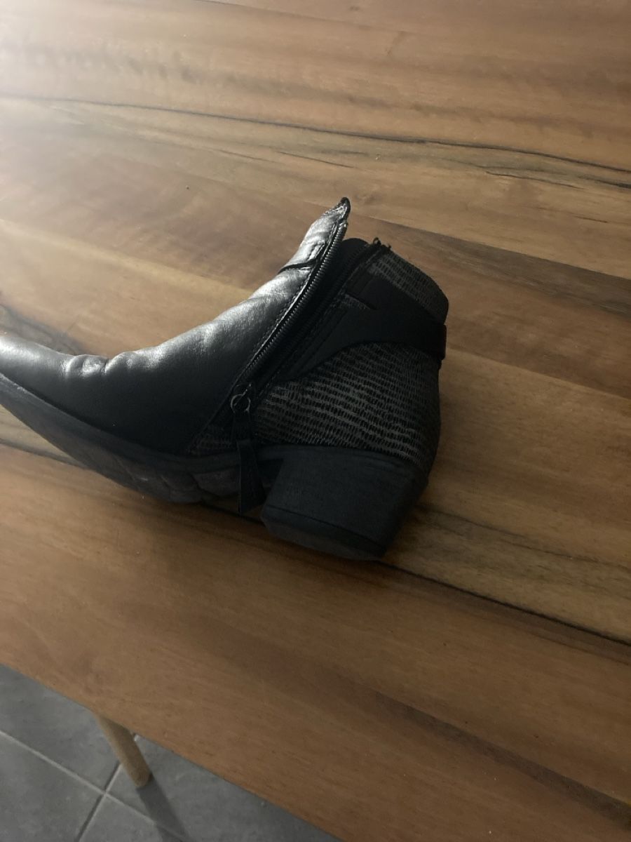 Scarpe da donna: Schwarze Leder-Stiefeletten Gr. 36 – Usato da Niederscherli venduto da Doene0 3