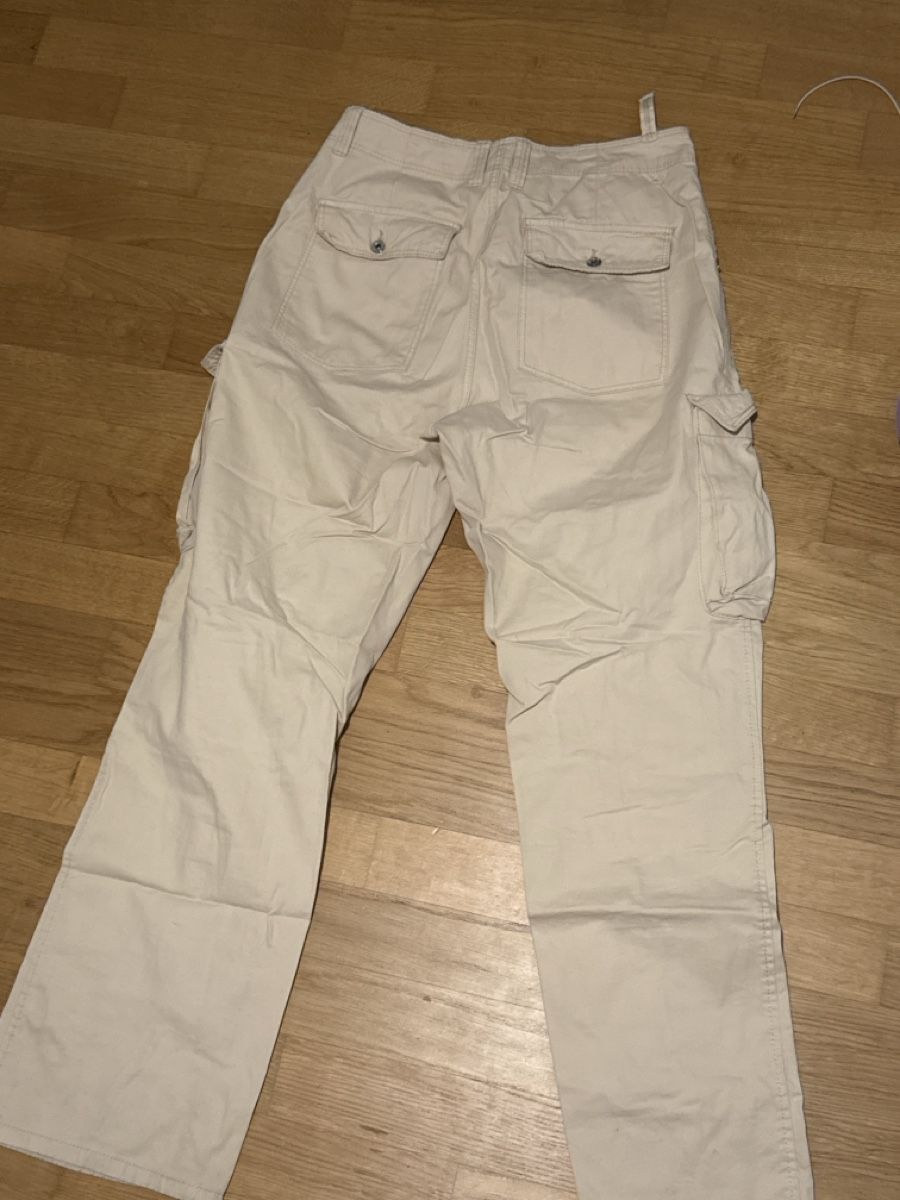 Bershka Pantaloni: Khaki Cargo Pants - Utility Style – Usato da Dübendorf venduto da nan_56bx 1