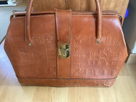 Gr.Ledertasche braun mit Prägung Vintage gebrauchter Zustand