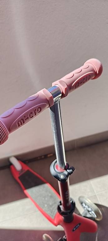 Kickboard: Trottinette micro deluxe + casque  – D'occasion à Versoix par C0sm0p0l1t4n 3