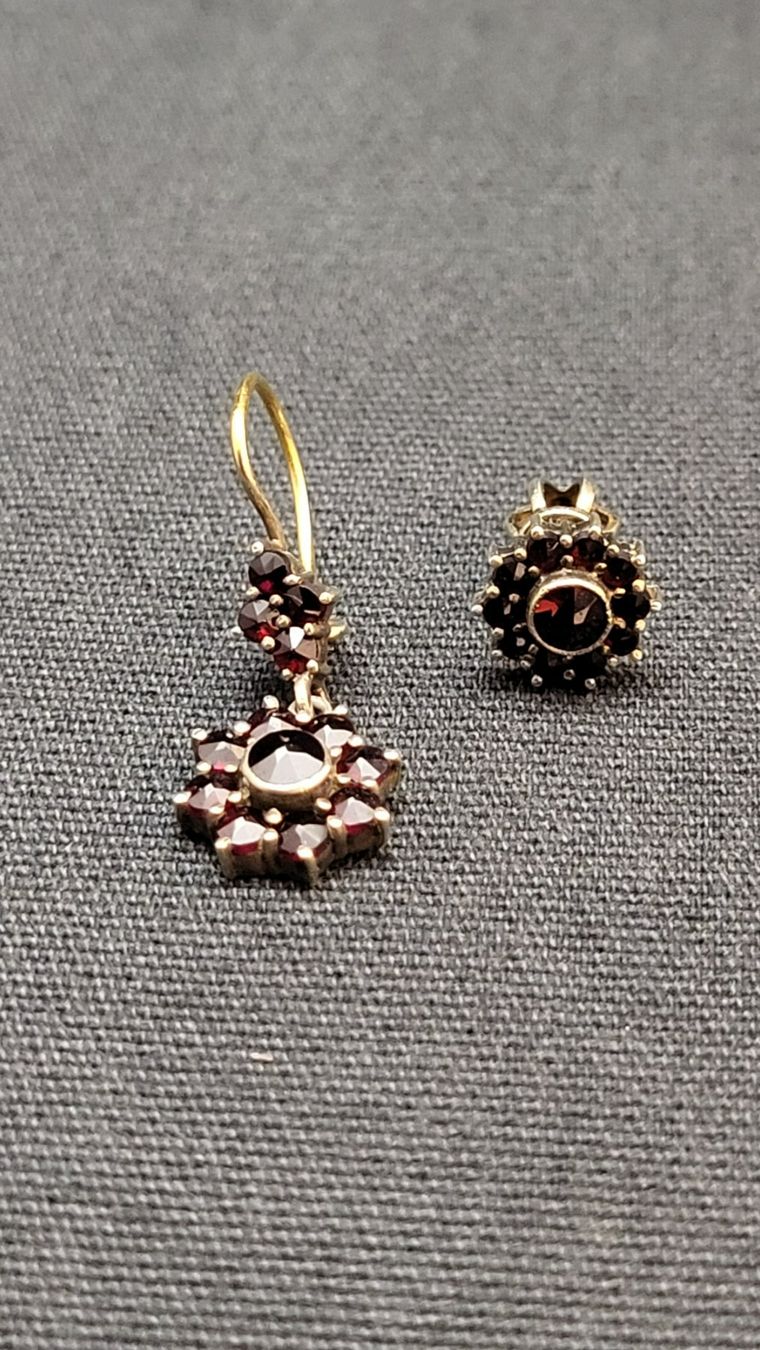 Ohrringe & -stecker: 2 verschiedene Granat-Ohrhänger/Stecker – Gebraucht aus Basel von spinne02 1