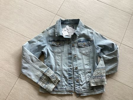 Helle Jeansjacke mit Stickereien, Grösse M, neu