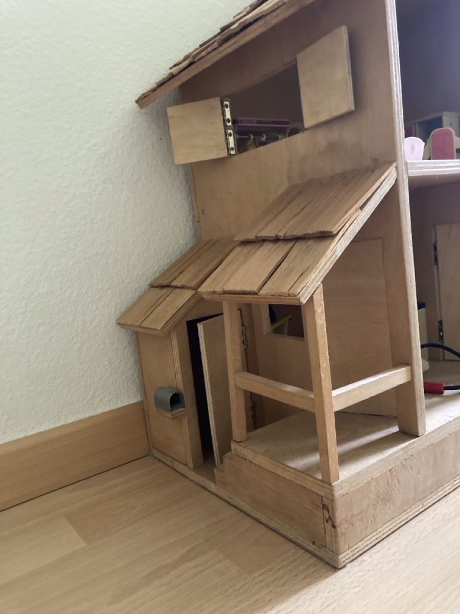 Case e mobili per bambole: Puppenhaus - Holz mit Schindeldach – Usato da oberrieden venduto da gordolino 4