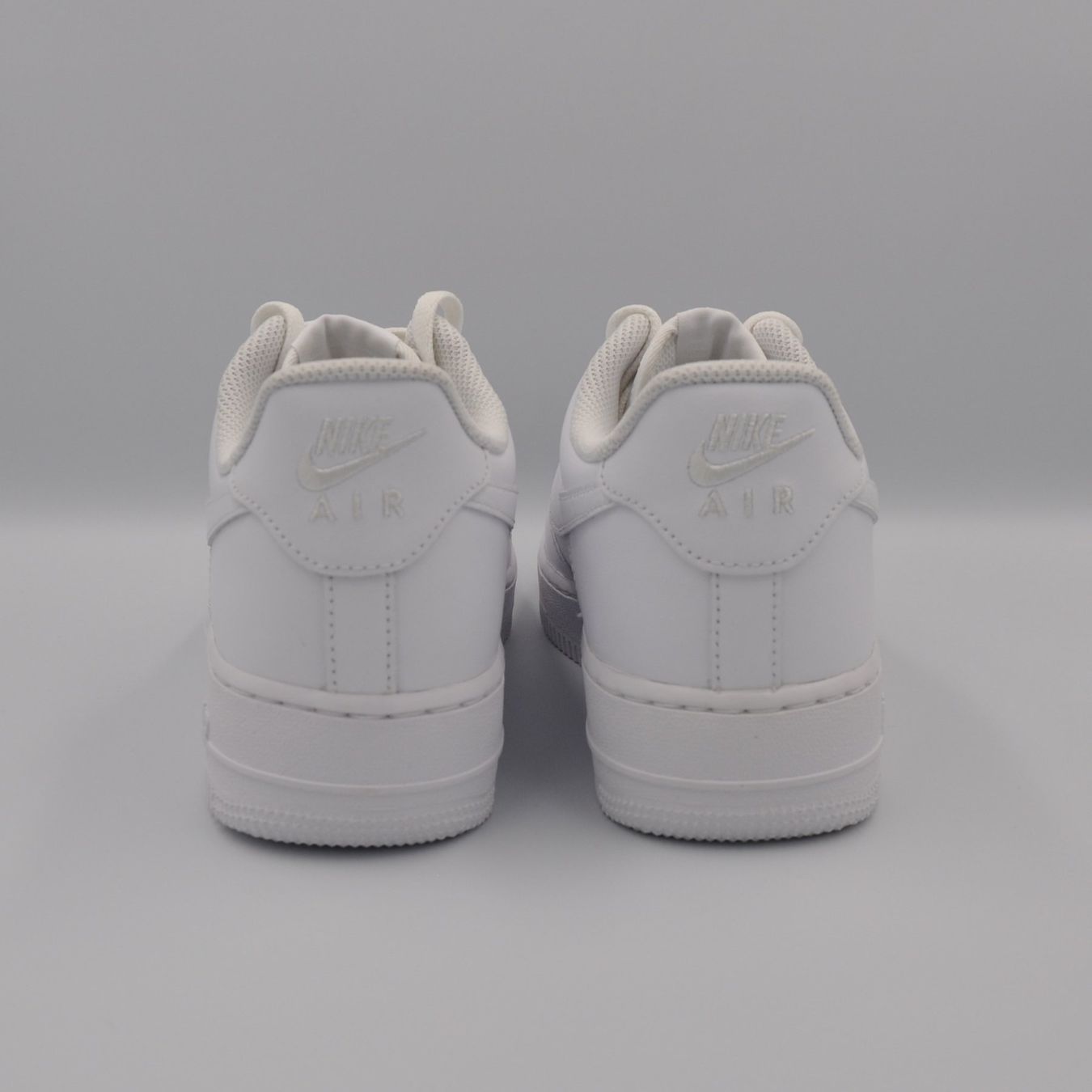 Nike Scarpe da uomo: Nike Air Force 1 White 42 – Nuovo e nell'imballaggio originale da Bern venduto da SneakerheavenLT 4