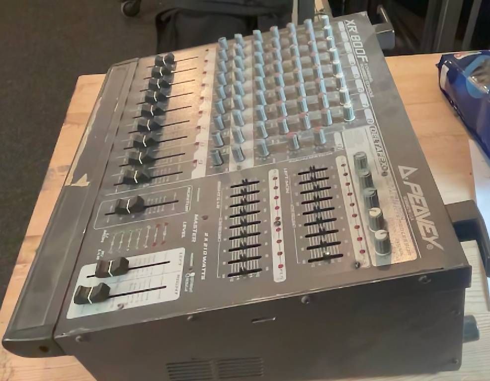 Console di mixaggio: Powered console / table de mixage amplifiée Peavey XR800F – Usato da Biel/Bienne venduto da julienmegroz 1