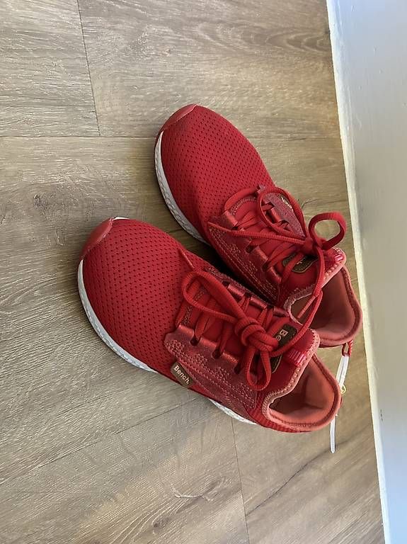 Chaussures garçon: Baskets bench rouges t.35 – D'occasion à Curtilles par cat_vs66