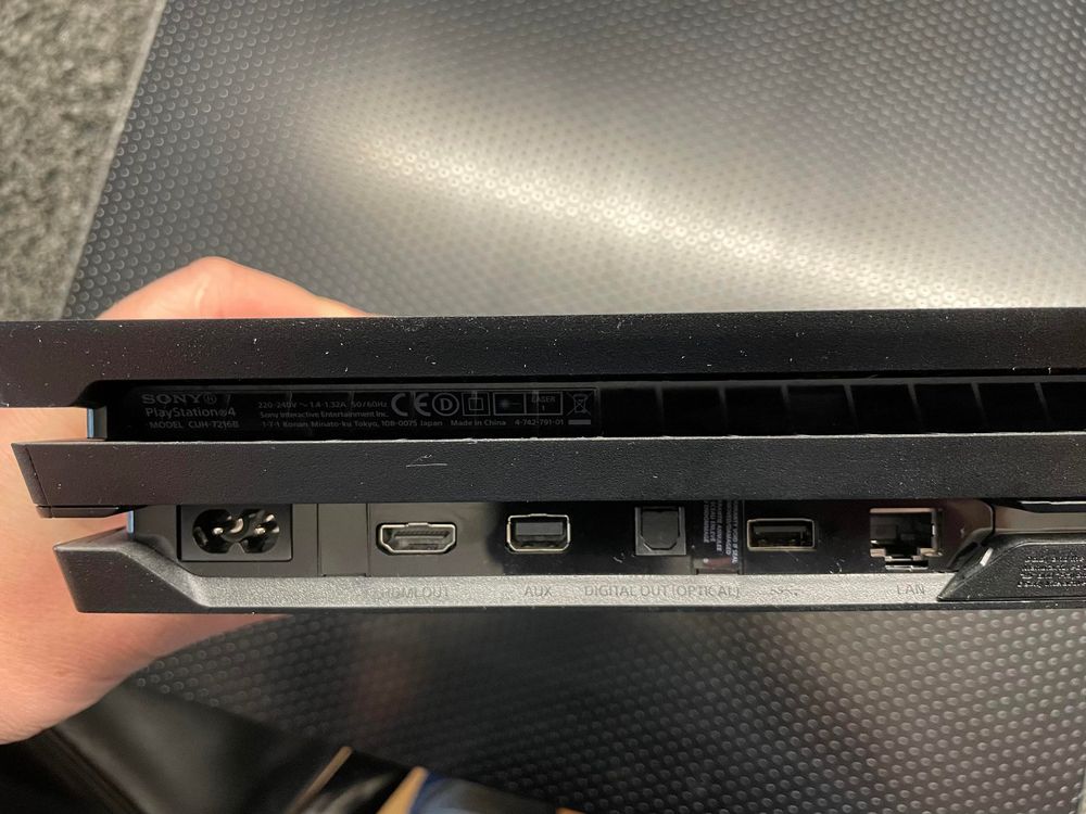 Sony PlayStation 4 Pro 1 TB 4K - nur wenig gebraucht | Kaufen auf Ricardo