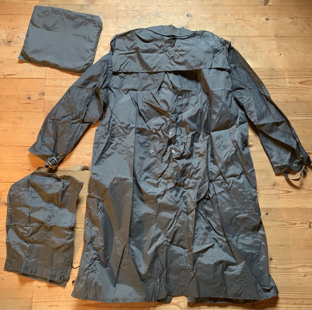 Schweizer Armee Cappotti: Offiziers-Ausgangsregenschutz der CH Armee Grösse 44 – Nuovo (secondo la descrizione) da Goldingen venduto da Bergler012 1