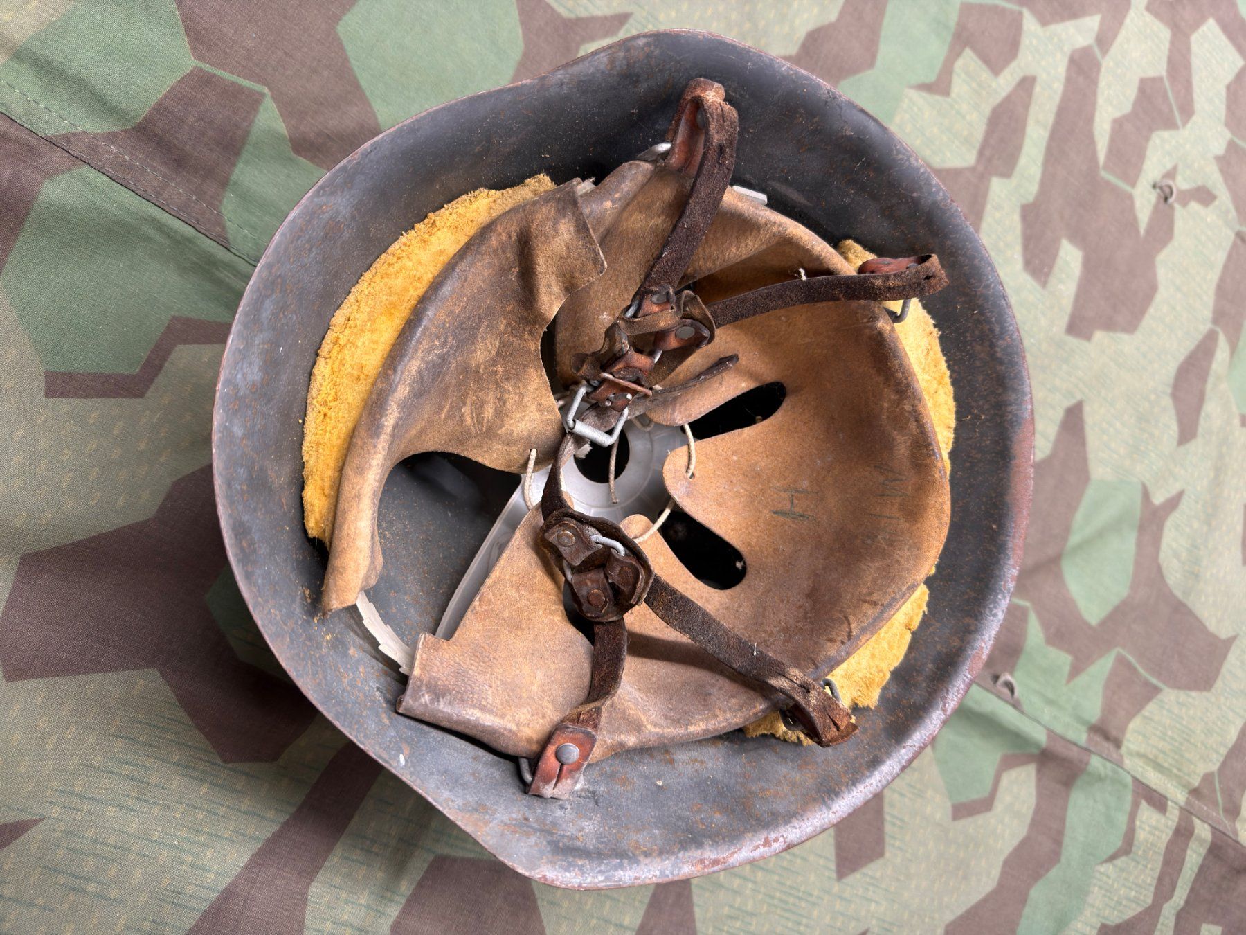 Uniformi: Stahlhelm Mod. 1956 NVA – Usato da Bauma venduto da SwissMilitaria 5
