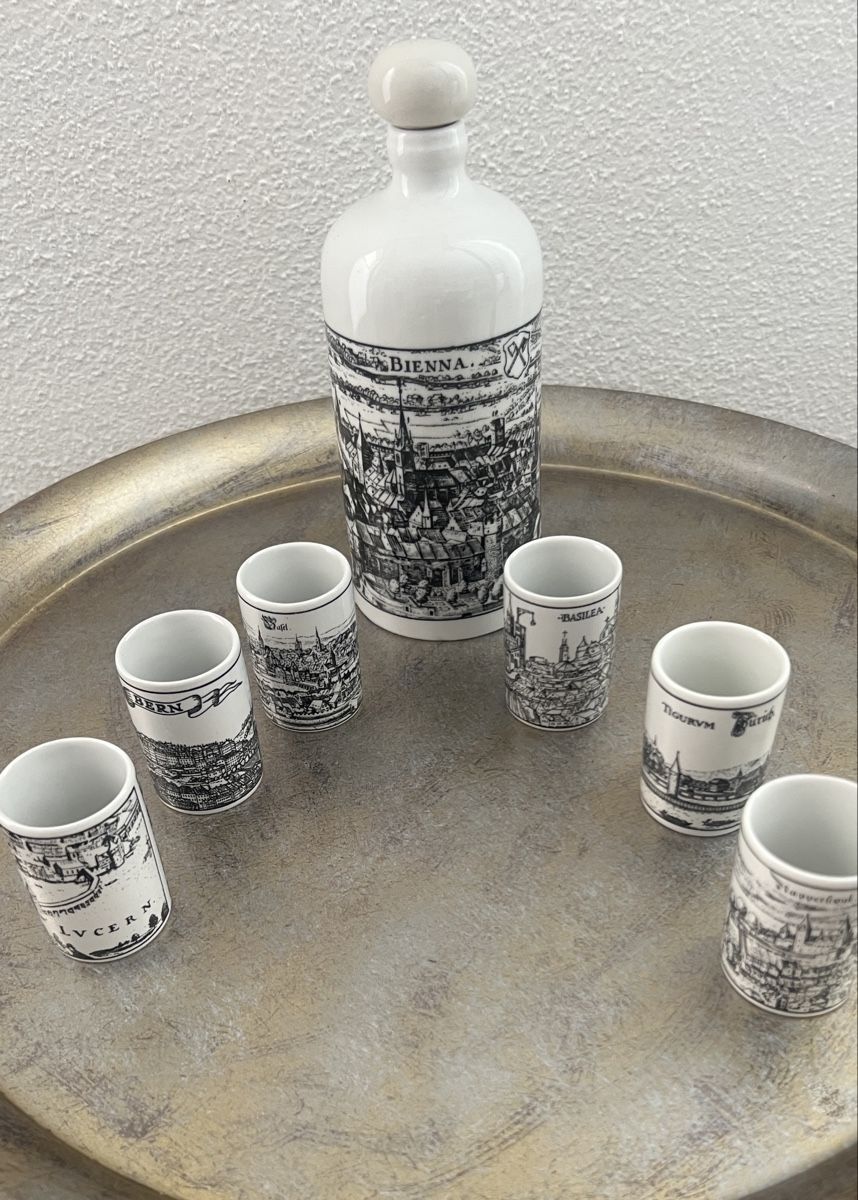Carafes: Antike Schnapsflasche mit 6 Gläsern, Schweizer Staedte – D'occasion à Rothrist par Digibobi