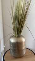 Vase mit Gräsern metallisch guter Zustand