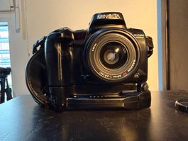 Minolta Dynax 700si + Grip VC-700 + Minolta AF 28mm f/2.8