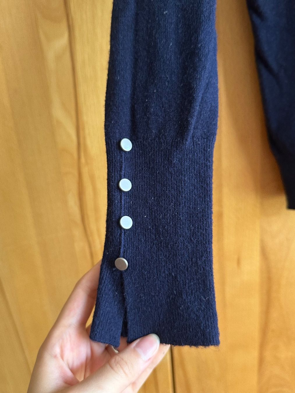 Maglioni & Felpe: Damen Pullover dunkelblau mit Knöpfen an Ärmel – Usato da Schlieren venduto da car_2bwb 1