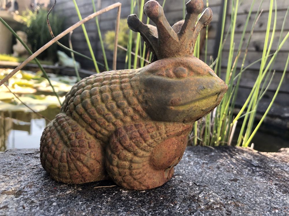 Sehr alter MetallFrosch Kröte mit Krone für den Gartenteich Kaufen
