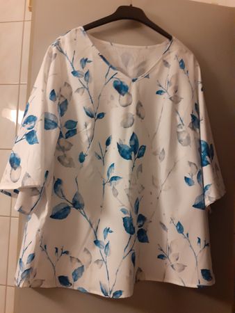 Damen Bluse weiss blau mit Blattmuster Grösse XL