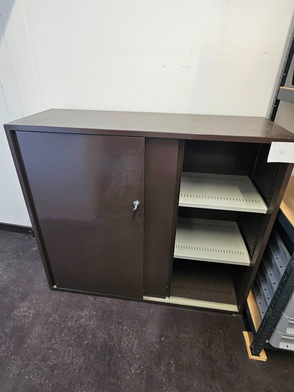Armadi: Metall-Schiebetürschrank – Usato da Diessenhofen venduto da Osio