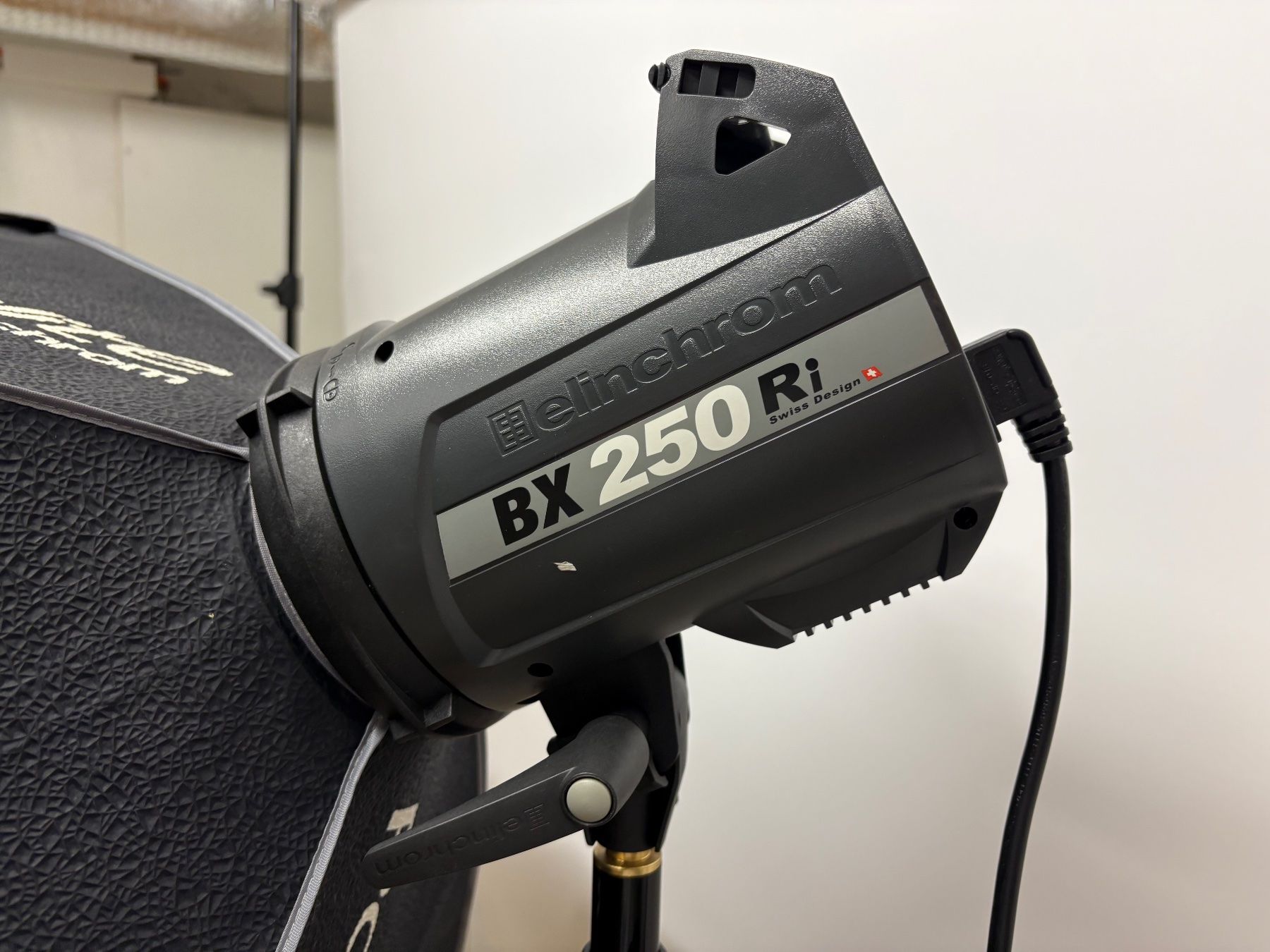 Elinchrom Flash: Elinchrom BX 250 Ri + Stromkabel - Studioblitz – Usato da Cham venduto da wasudami 1