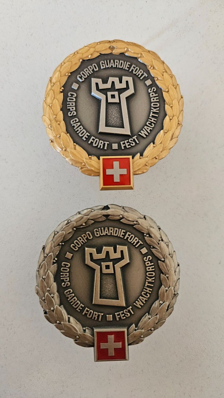 Schweizer Armee Placchette & Badge: Peret Emblem Schweizer Armee – Nuovo (secondo la descrizione) da Urdorf venduto da reg_q6nr