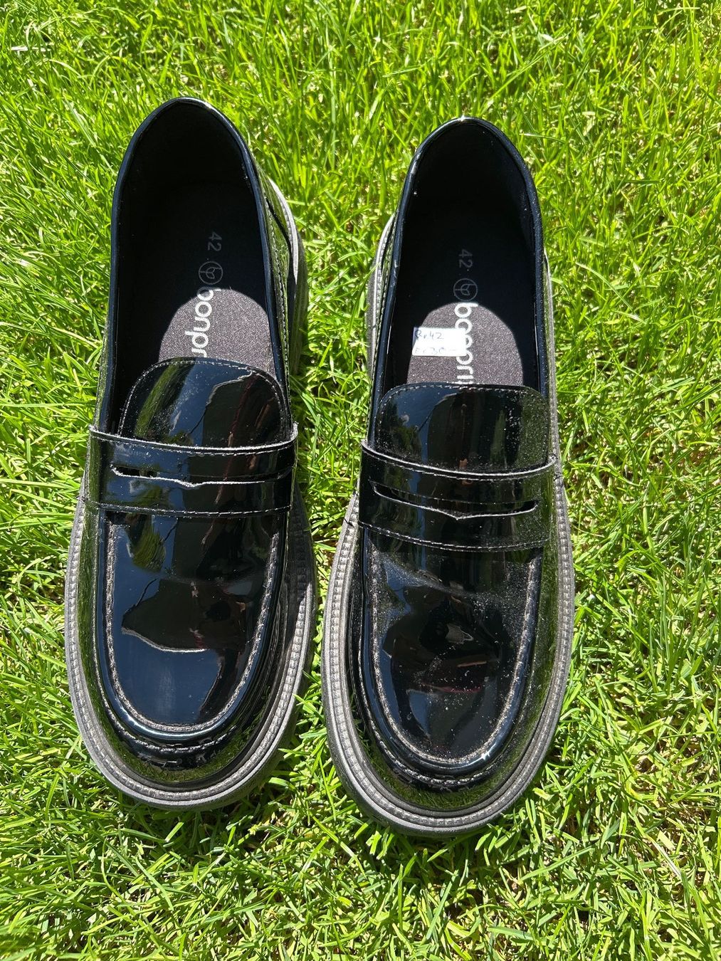 Scarpe da donna: Schwarze Lack Loafers chunky Sohle Gr. 42 – Usato da Lupfig venduto da Hasihopp