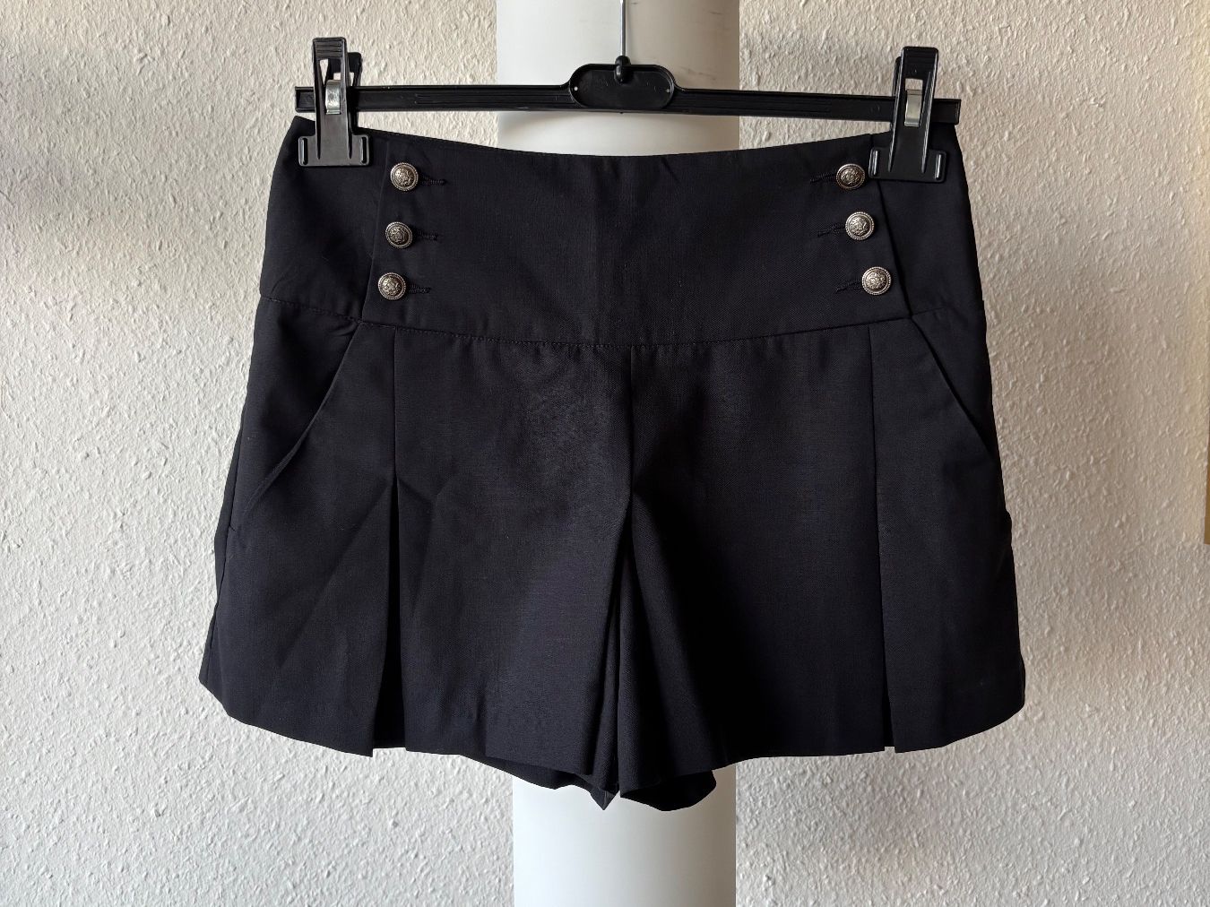 Kookai Pantaloni: Beau short noir Kookai, déco boutons, taille 36 – Nuovo (secondo la descrizione) da Onex venduto da ali_8gbq