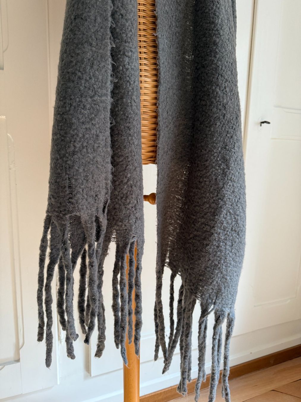 Foulards & écharpes: Strickschal dunkelgrau warm – D'occasion à Zürich par Diazaio 2