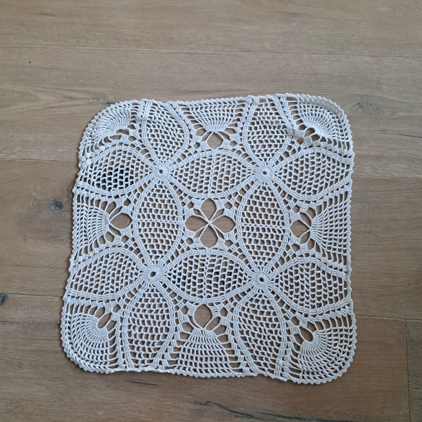 Altra biancheria da tavola: Handgemachte Häkeldecke, Spitzendeckchen, Vintage Stil – Usato da Kriegstetten venduto da Jakasi