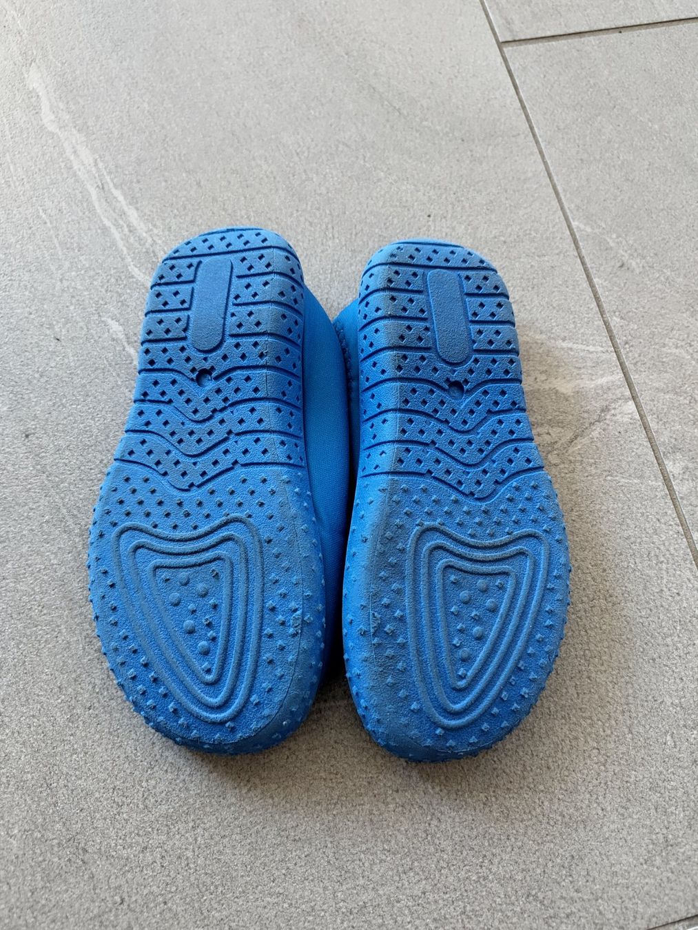 Scarpe per ragazzi: Badeschuhe mit Klett (Gr. 26) – Usato da Reichenburg venduto da DerUhu 2