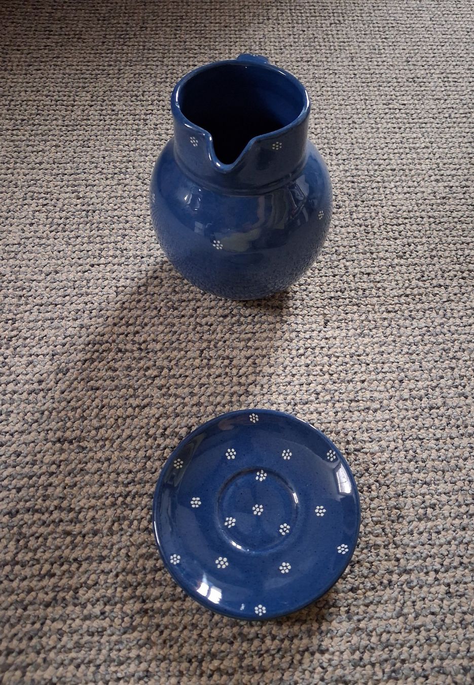 Set di piatti: Tiefblaue Keramikkaraffe mit Teller, weisse Blümchen – Usato da Wald ZH venduto da e8e 3