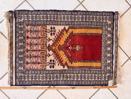 Tapis oriental vintage rouge et beige