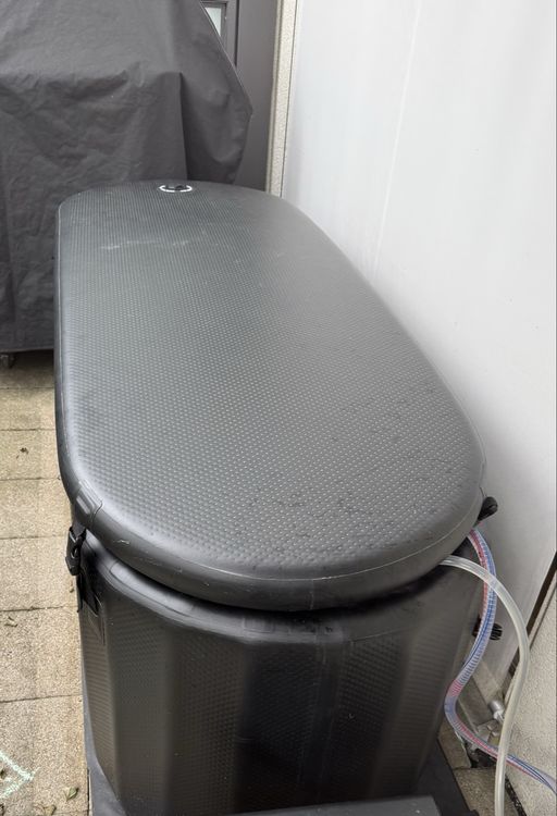Mobile Badewanne Retino™ Eisbadewanne XXL - Eisbadewanne - Badeeimer - Outdoor-Badewanne - Inklusive Abdeckung - Wim Hof Methode - Inklusive Eingebautem Sitzkissen - Thermometer - Fußpumpe – Schwarz Eisfass Eisbaden