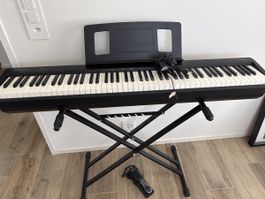 Roland FP-10 Piano inkl. Ständer & Pedal – neuwertig