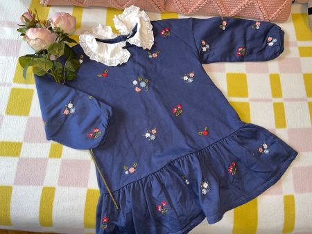 Blue sweater dress with peter pan collar & flowers 6-7yrs