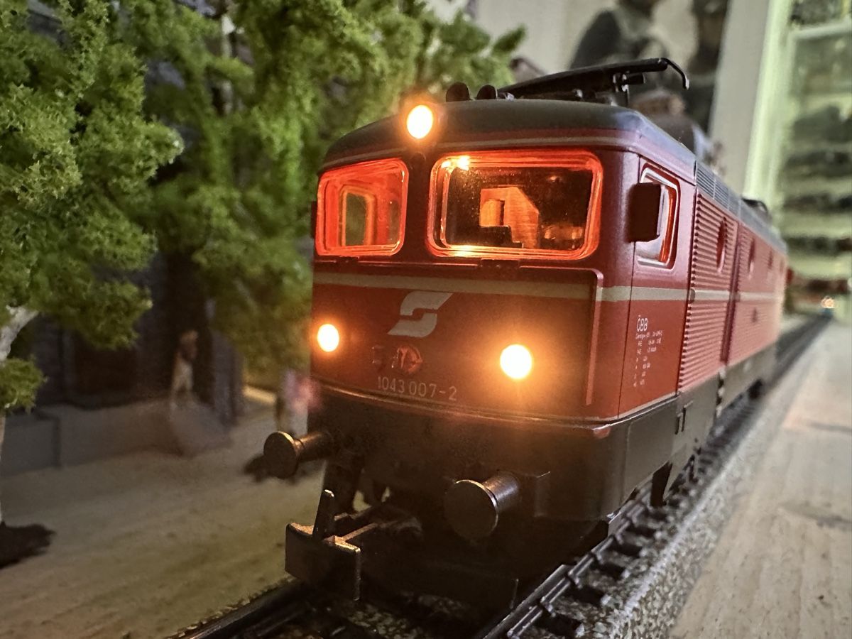 Märklin Modellini di ferrovie: Märklin 3160 ÖBB BR 1043 – Usato da Lupsingen venduto da New-Haven
