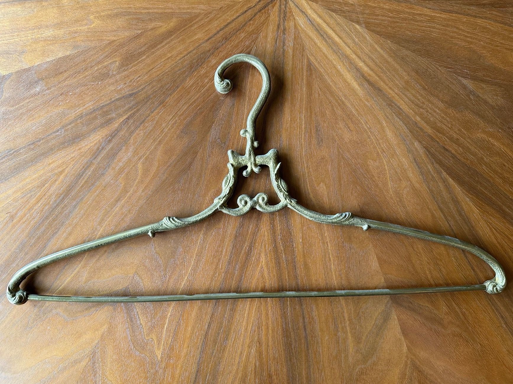 Kleiderbügel: 3 Vintage Kleiderbügel aus Messing – Gebraucht aus Vaduz von  1